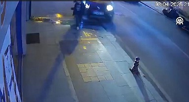 Kaldırımda yürüyen çocuğa otomobil çarptı!