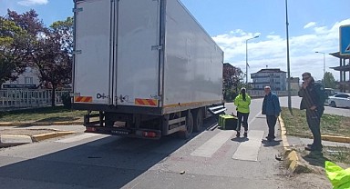 Kamyon ile motosiklet çarpıştı! 1 kişi yaralandı