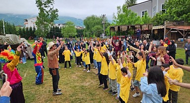 Biyonik kulak kullanan çocuklar piknikte buluştu