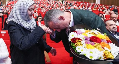 Büyükakın, anneler gününü çiçekle kutladı