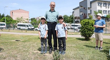 Çiftçi, minik öğrencilerle birlikte fidan dikti