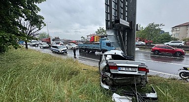 Gebze’de kaza! Otomobil trafik levhasına girdi!