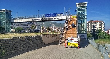 Gölcük’teki üst geçitlerin tadilatı yapılıyor