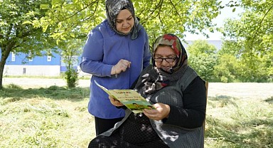 Havva Teyze bahçesinde okuma yazma öğreniyor