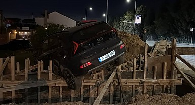 İnşaat sahasına giren otomobil asılı kaldı