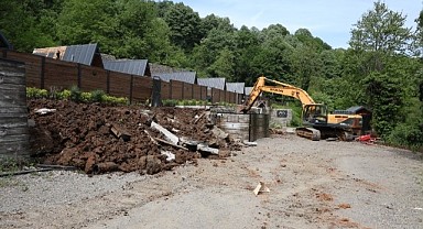 Kartepe'de 14 ruhsatsız bungalov yıkıldı