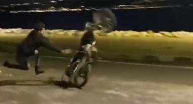 Motosikletli gencin şovu kötü bitti!
