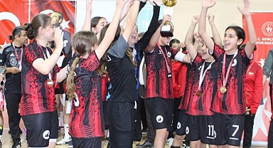 Şampiyonluk kupası Gölcük'e geldi
