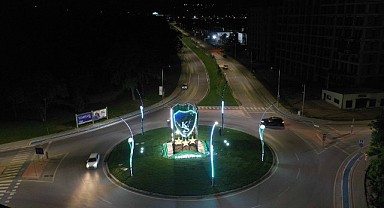 Şampiyonun arması stat kavşağını aydınlatıyor