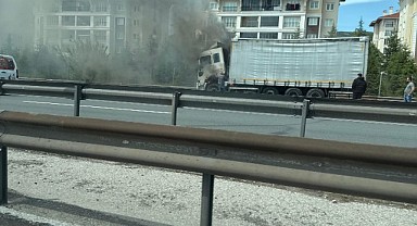 Seyir halindeki tır alevlere teslim oldu