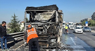 Seyir halindeki tır alevlere teslim oldu