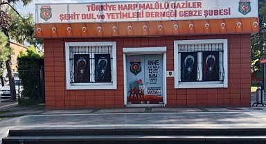 Türk ve ekibi işitme engelli kadına ses oldu