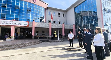 Vali Aktaş yanan okul binasında inceleme yaptı