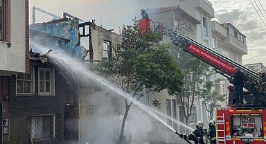 Yanan ahşap ev itfaiye erlerinin üzerine yıkıldı!