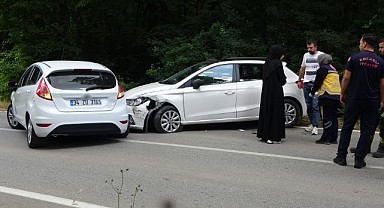 2 otomobil çarpıştı! 6 kişi yaralandı