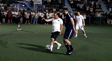 Ağıralioğlu, partililerle halı saha maçı yaptı
