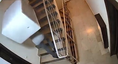 Beyaz eşya teslim eden 2 kişi apartmandaki terlikleri çaldılar