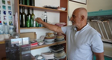 Çöpten toplanan camlar, onun elinde sanat eserine dönüşüyor
