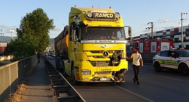 Damperli kamyon otomobile çarptı! 1 kişi yaralandı
