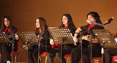 Dilovalı kursiyerler sahnede hünerlerini sergiledi