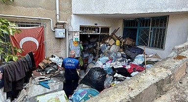 Dubleks daireden kamyonlarca çöp çıkarıldı