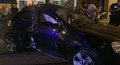 Elktrik direğine otomobil çarptı! 2 kişi yaralandı