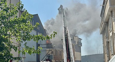 Gebze’de 4 katlı binanın çatısı alevlere teslim oldu