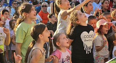 Gölcüklü çocuklar karne şenliğinde coştu