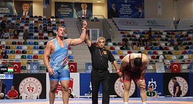 Güreşçiler minderde mücadele ediyor