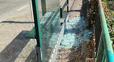 İzmit’te otobüs durağına saldırıp parçaladılar!