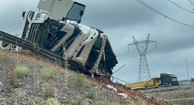 Karpuz yüklü tır devrildi! 1 kişi öldü