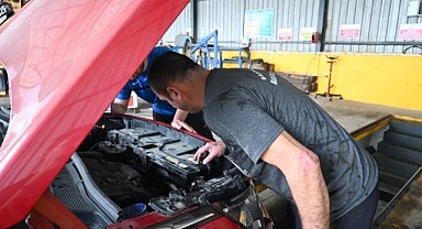 Otomobilin motor kısmına giren kedi kurtarıldı