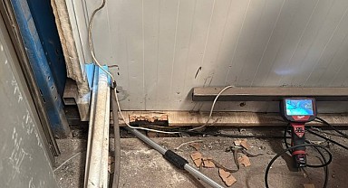 Prafabrik yapının altında sıkışan kedi kurtarıldı