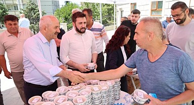 AK Başkanlar vatandaşlara aşure ikramında bulundu