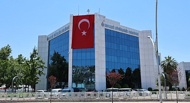 Ana hizmet binalarına Türk Bayrağı asıldı