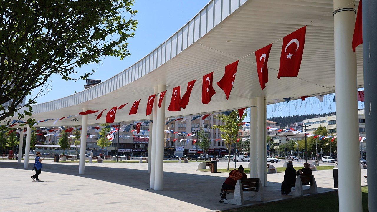 Ana hizmet binalarına Türk Bayrağı asıldı
