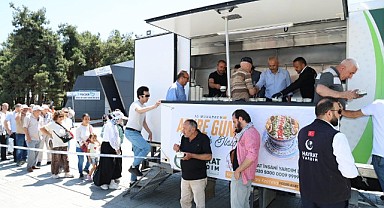 Büyükgöz, elleriyle aşure dağıttı