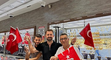 Büyükşehir binlerce Türk Bayrağı dağıttı