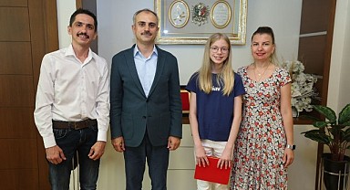 Geleceğin piyanisti Aylin, Çiftçi’yi ziyaret etti