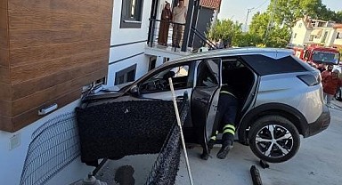 Kaza yapan cip, ev ile duvar arasında sıkıştı