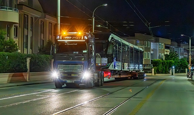 Sekizinci tramvay raylara indi!