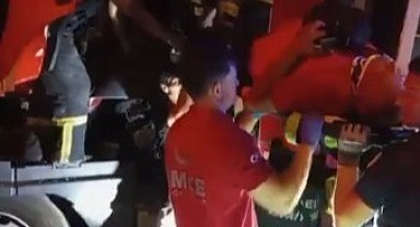 Tır, tıra arkadan çarptı! Sürücü sıkıştı