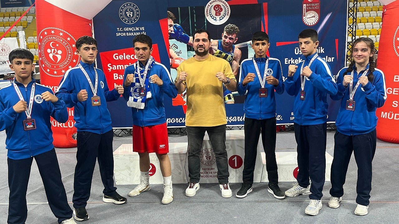 Üst Minikler Boks Şampiyonası’na Kocaelili sporcular damga vurdu