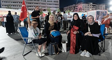 Vatandaşlar İzmit Meydanı’nı tıka basa doldurdu