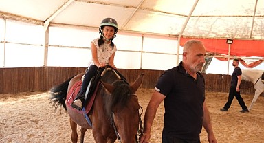 Yaz tatilinin keyfini at binerek çıkarıyorlar