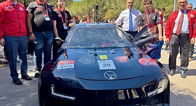 Bakan Kacır Gebze’de elektrikli araç yarışlarını izledi