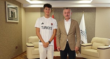 Büyükakın şampiyon Tunçelli'yi kutladı