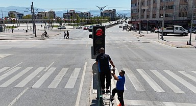 Büyükşehir, kırmızı ışıkla “Stop İsrail” dedi