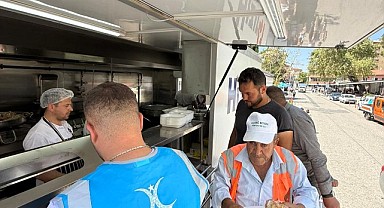 Darıca Belediyesi, depremzedelere sıcak yemek dağıttı