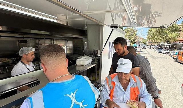 Darıca Belediyesi, depremzedelere sıcak yemek dağıttı